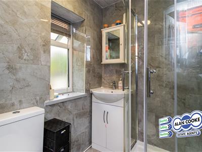 EN-SUITE SHOWER ROOM